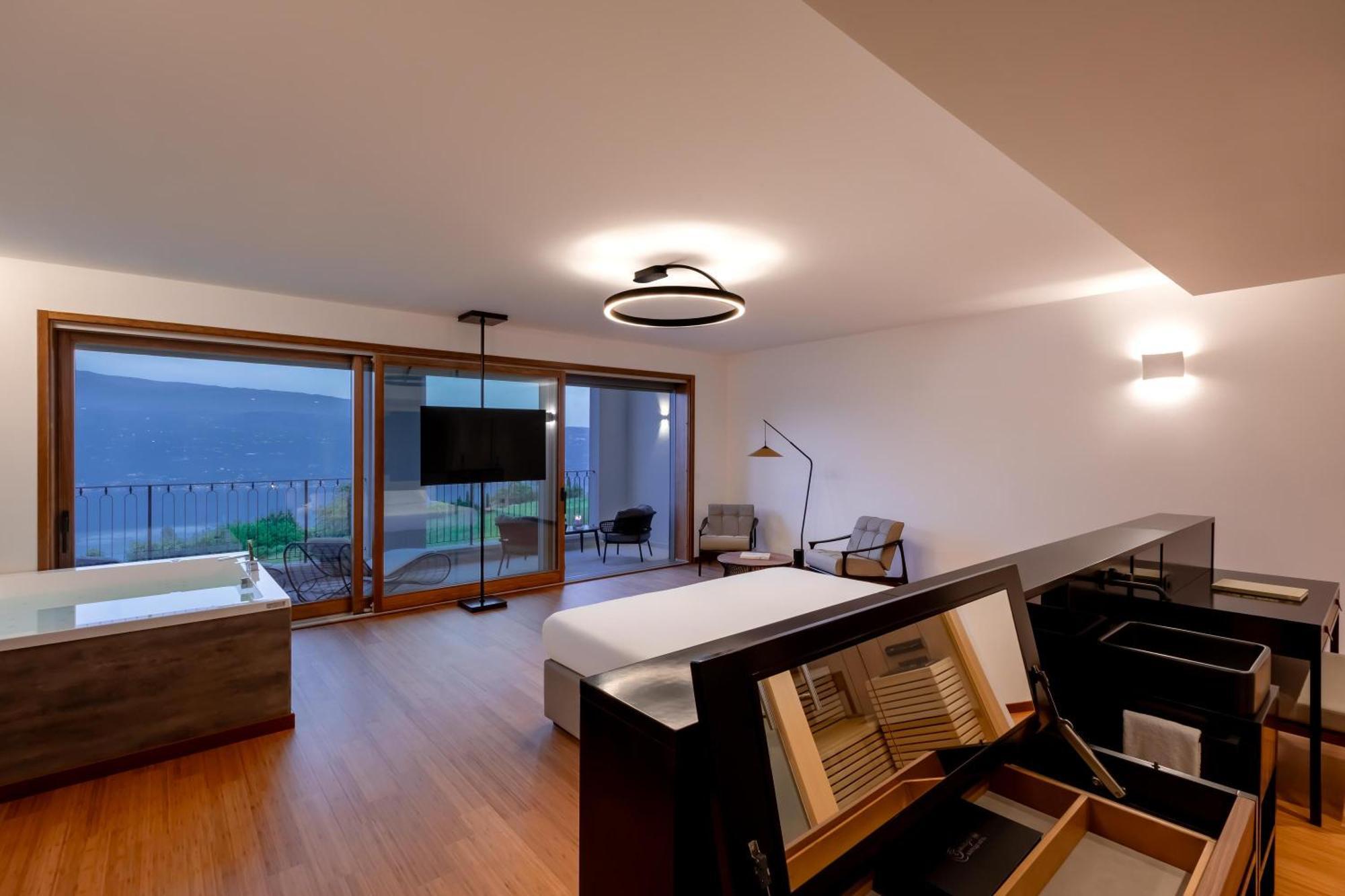 Romantikhotel - Boutique Hotel Villa Sostaga Gargnano Esterno foto