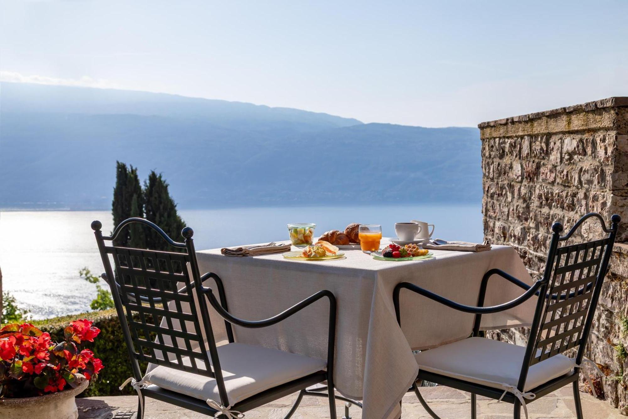 Romantikhotel - Boutique Hotel Villa Sostaga Gargnano Esterno foto