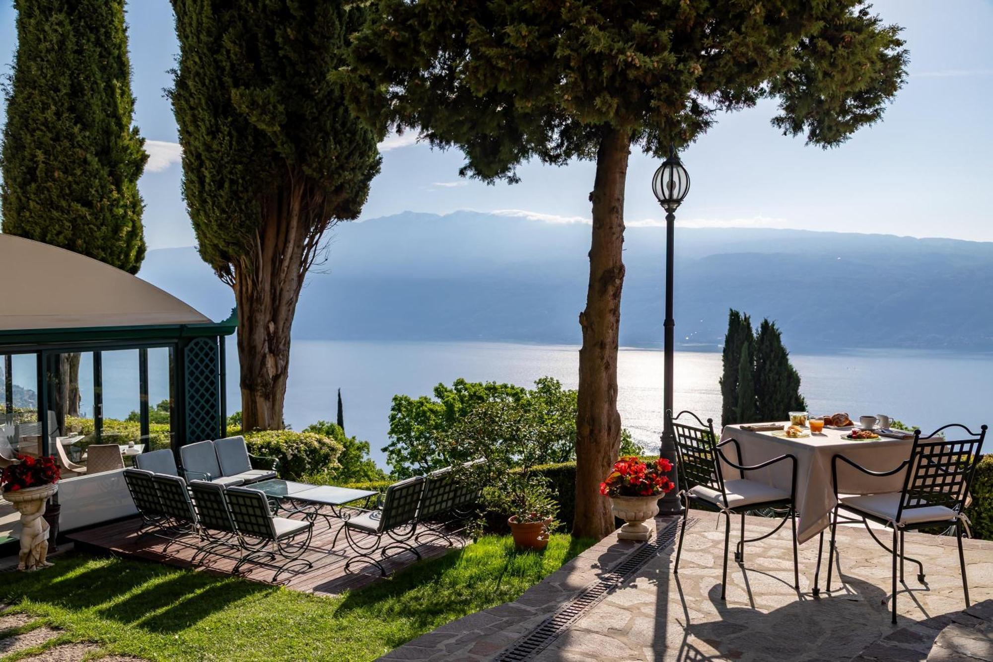 Romantikhotel - Boutique Hotel Villa Sostaga Gargnano Esterno foto