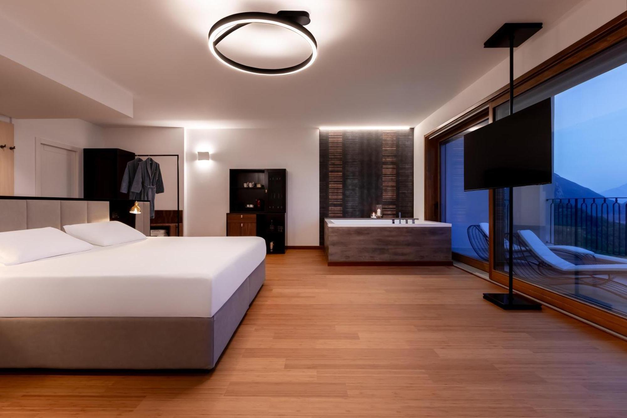 Romantikhotel - Boutique Hotel Villa Sostaga Gargnano Esterno foto