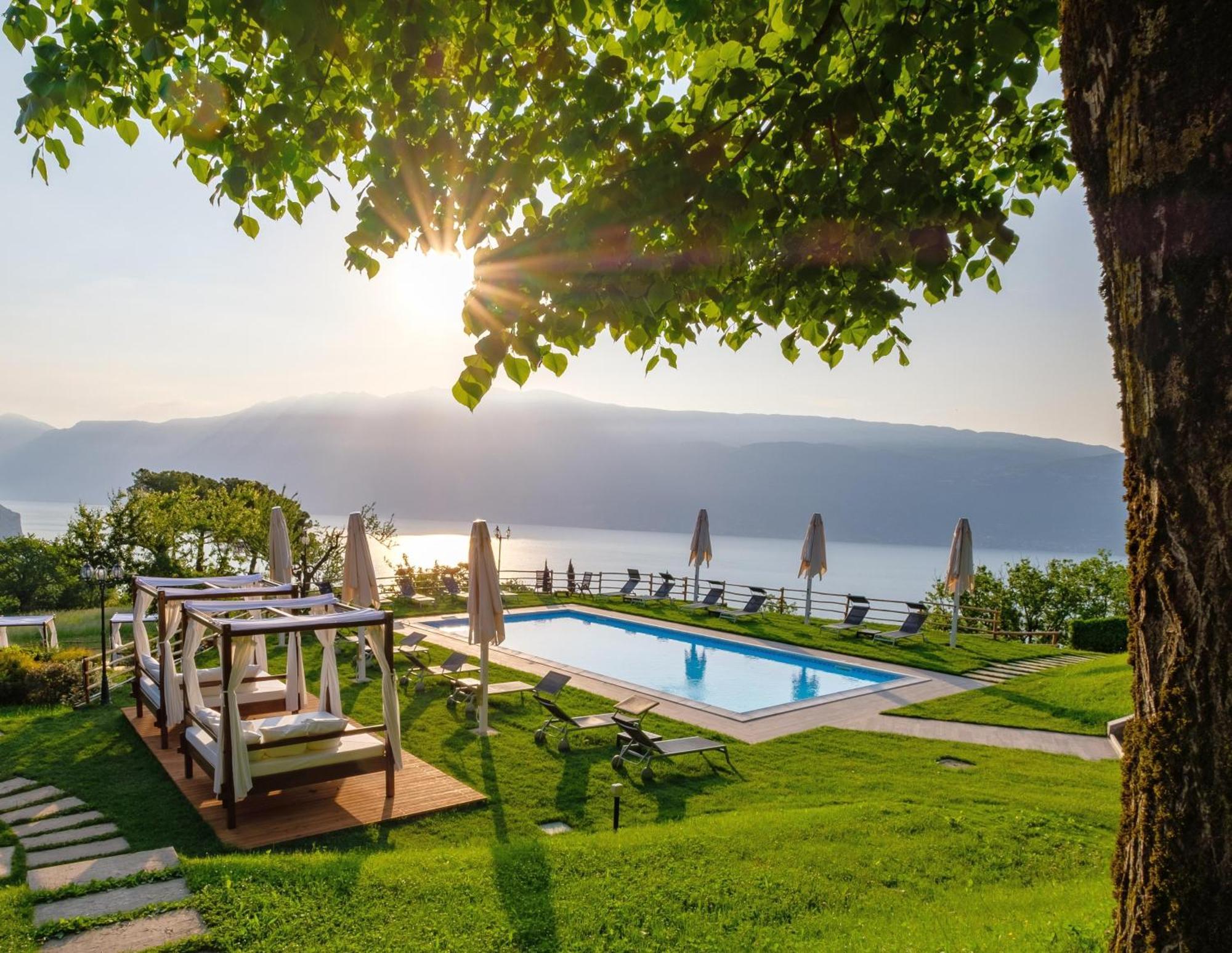 Romantikhotel - Boutique Hotel Villa Sostaga Gargnano Esterno foto